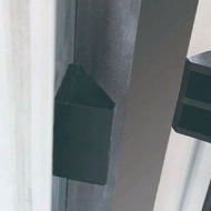 緊迫契塊設置 多點穩固窗框  窗框鉸鍊處上下兩點緊迫契塊加強窗扇緊密度，提升氣密性與窗扇穩定性。