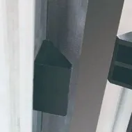 緊迫契塊設置 多點穩固窗框 窗框鉸鍊處上下兩點緊迫契塊加強窗扇緊密度,提升氣密性與窗扇穩定性。