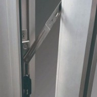 開口限制器 實用又安全(選配)​  可將窗戶開口限制於一定大小，可選擇啟動與否，窗戶的應用上有更大的自由性。